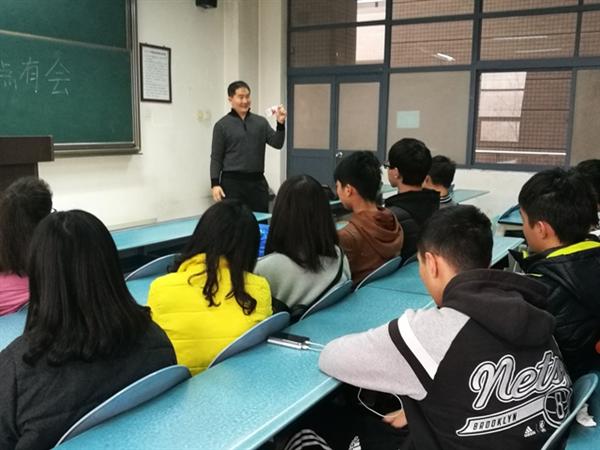 美國(guó)奧本大學(xué)張新宇教授到訪課題組