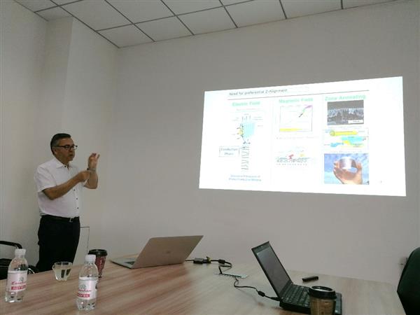 普渡大學Cakmak教授應邀到青島科技