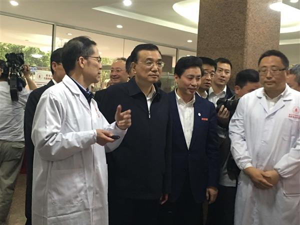 李克強(qiáng)總理視察四川大學(xué)高分子材料