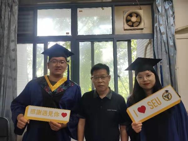 祝賀:江周宇、王萌同學畢業