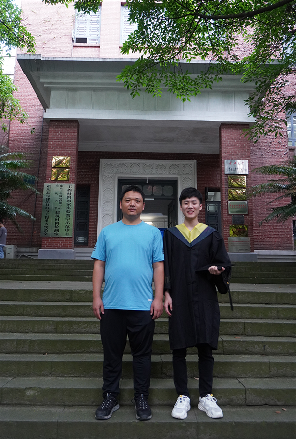 祝賀2021屆本科生陳裕欣、張翱、歐