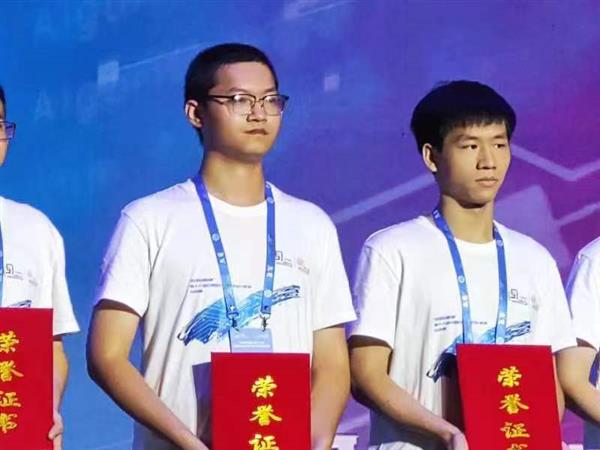 祝賀研究生獲第十八屆研究生電子設